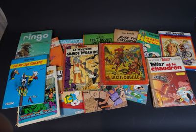 un grand nombre de bandes dessinées sur la table