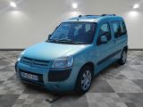 une photo d'une petite camionnette bleue garée dans une pièce
