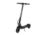 gros plan d'un scooter sur fond blanc