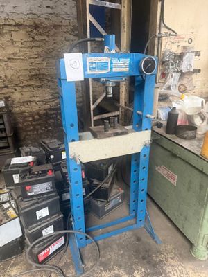 an image of a machine that is sitting in a garage