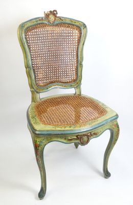 une image représentant une chaise avec une assise en osier sur fond blanc