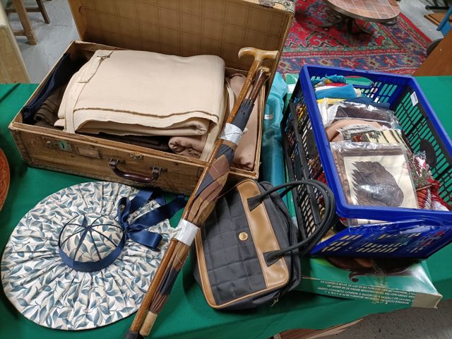 Coupon de tissus, foulards, et sac à main, canne et parapluie. 