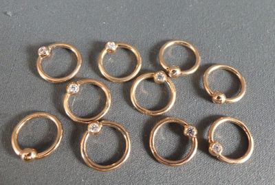 six paires de créoles en plaqué or ornées de diamants