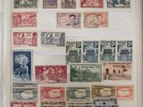 un livre avec un tas de timbres dessus