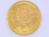 une pièce d'or sur laquelle figure un motif, sur un fond blanc