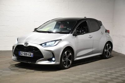 La Toyota Yaris est garée dans un garage dont le sol est à carreaux.