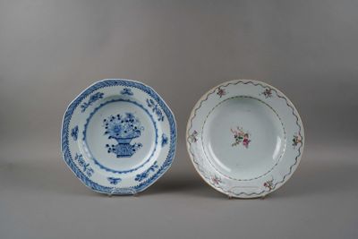 Chine. 2 assiettes en porcelaine.