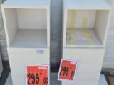 deux boîtes avec des étiquettes de prix posées sur une table