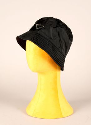 tête de mannequin jaune coiffée d'un chapeau noir