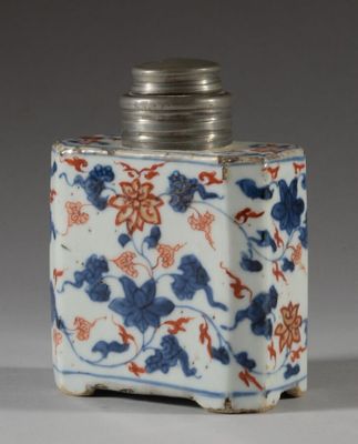 un petit vase bleu et blanc orné de fleurs