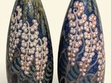 deux vases ornés de fleurs et de perles