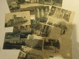 une pile de vieilles photos posées sur une table