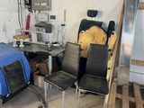 deux chaises et une table dans un garage
