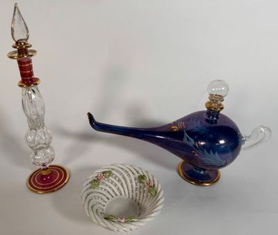 trois objets en verre posés sur une table