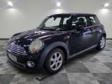 une photo d'une Mini Cooper noire garée dans un garage