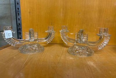 PAIRE de candélabre en verre moulé.