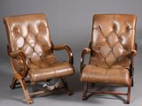 deux fauteuils en cuir marron, avec des pieds et des accoudoirs en bois, sur fond gris
