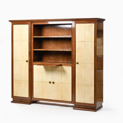 une image représentant une armoire en bois à deux portes et dotée d'étagères