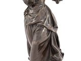 statue en bronze représentant une femme tenant un miroir, sur fond blanc