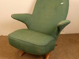 une chaise verte qui se trouve dans une pièce