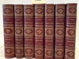 plusieurs livres sont empilés sur une table