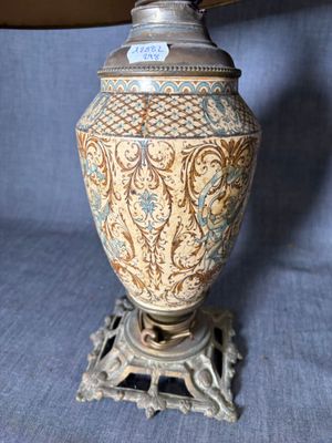 une lampe posée sur une table