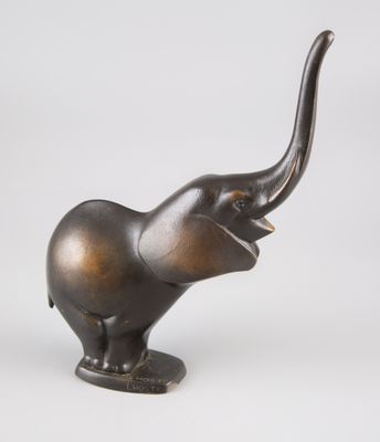 statue en bronze représentant un éléphant sur fond blanc