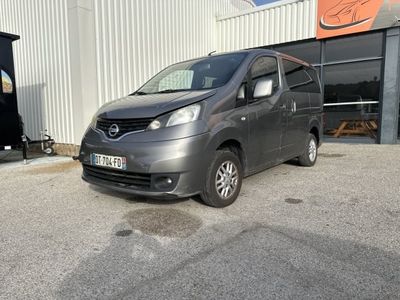 la camionnette grise est garée devant un bâtiment