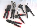 un grand nombre d'outils posés sur une table