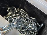 une boîte contenant tout un tas de chaînes