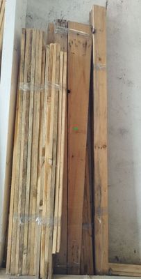plusieurs pièces de bois sont empilées dans une pièce