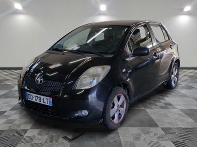la photo d'une petite voiture noire garée dans un garage