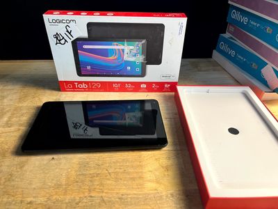 une boîte contenant une tablette, posée sur une table
