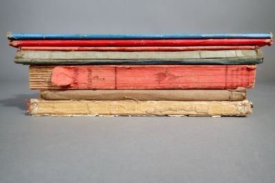 plusieurs vieux livres empilés sur une table