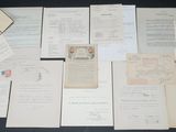 Plusieurs vieux papiers sont empilés les uns sur les autres sur une table