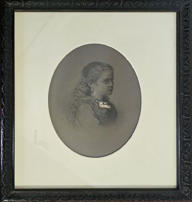 une vieille photo d'une femme en manteau de fourrure, dans un cadre noir
