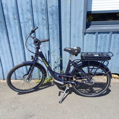un vélo bleu garé devant un immeuble bleu