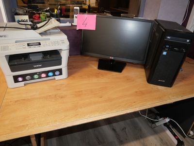 deux ordinateurs et une imprimante posés sur un bureau