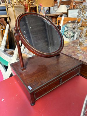 un miroir posé sur une table rouge
