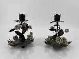 une paire de bougeoirs en métal ornés de fleurs et de feuilles