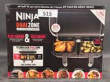 une boîte de nourriture posée sur une table