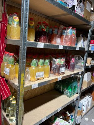 de nombreuses bouteilles de jus sur les rayons du magasin