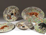 plusieurs assiettes sur lesquelles sont peints des animaux, posées sur une table