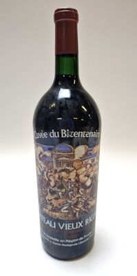 une bouteille de vin posée sur une table
