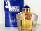 l'image d'un flacon de parfum posé à côté d'une boîte