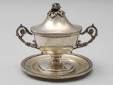 un service en argent ancien composé d'une assiette et d'une soucoupe posée dessus