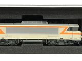 un petit train dans une boîte noire sur fond blanc
