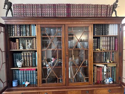 une grande bibliothèque sur laquelle sont posés de nombreux livres