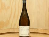une bouteille de vin posée sur un tonneau
