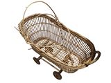un panier en osier à l'ancienne muni de roulettes, sur fond blanc